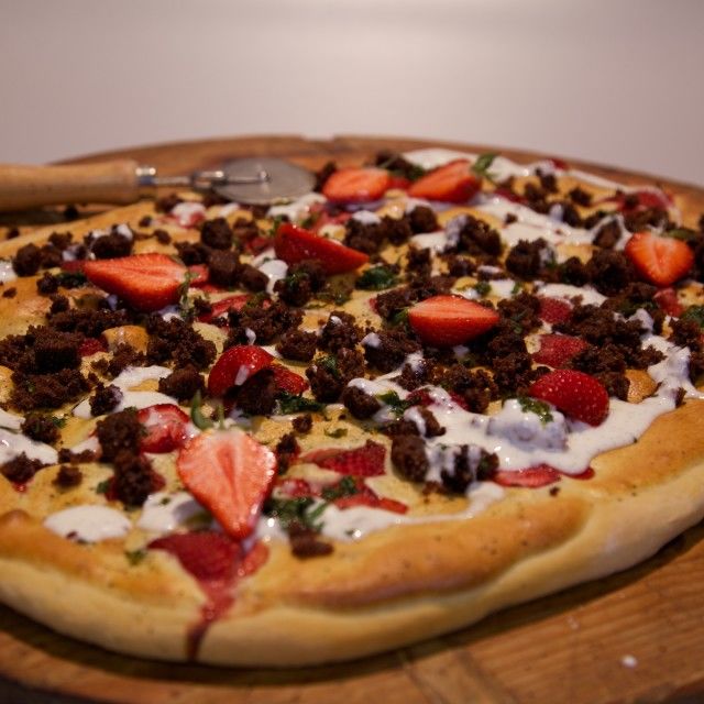 Сладка пица с ягоди и маскарпоне