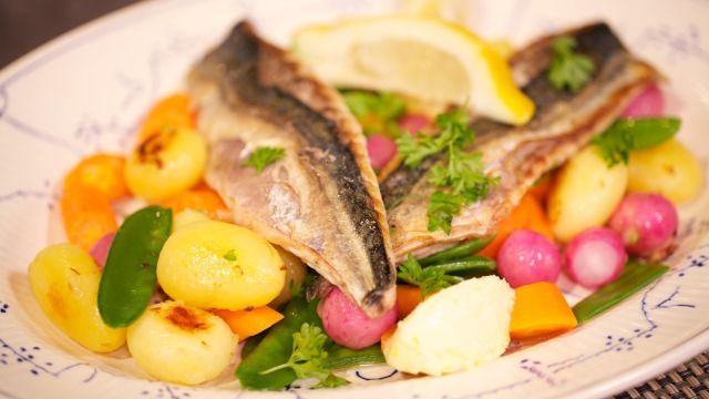 Скумрия с варени зеленчуци