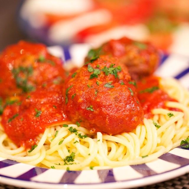 Спагети с кюфтенца и доматен сос