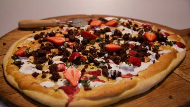 Сладка пица с ягоди и маскарпоне