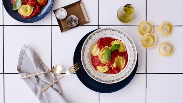 Равиоли с рикота и спанак и доматен сос