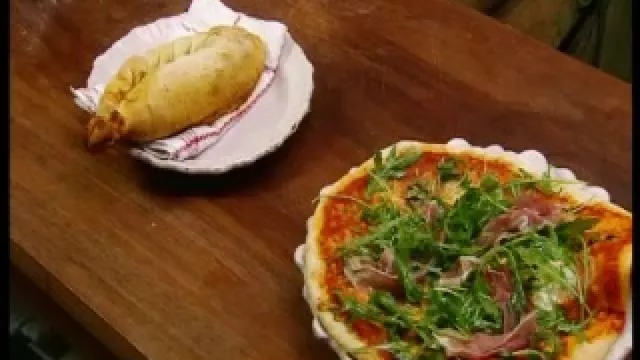 Пица "Маргарита" и пица калцоне
