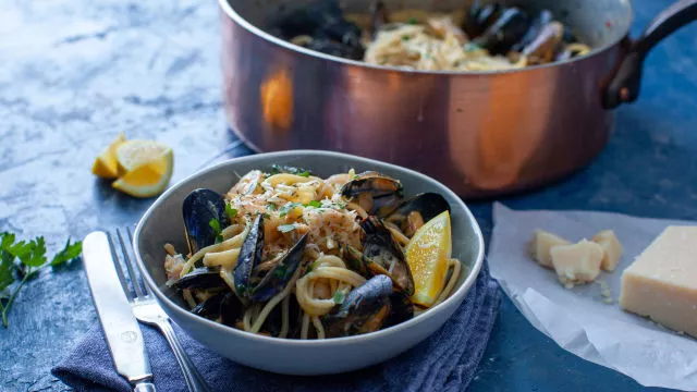 Спагети с морски дарове, чесън и чили