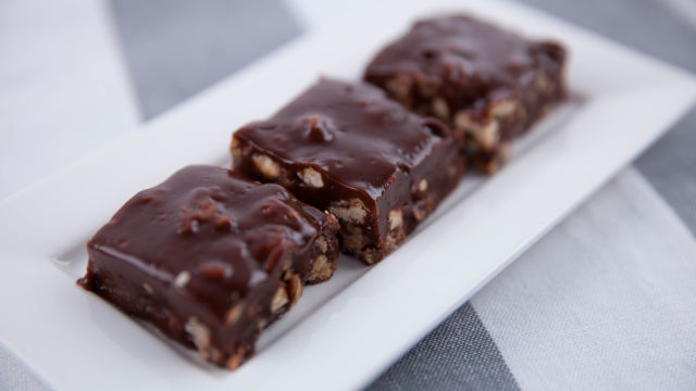 Шоколадово-карамелени квадрати с орехи пекан