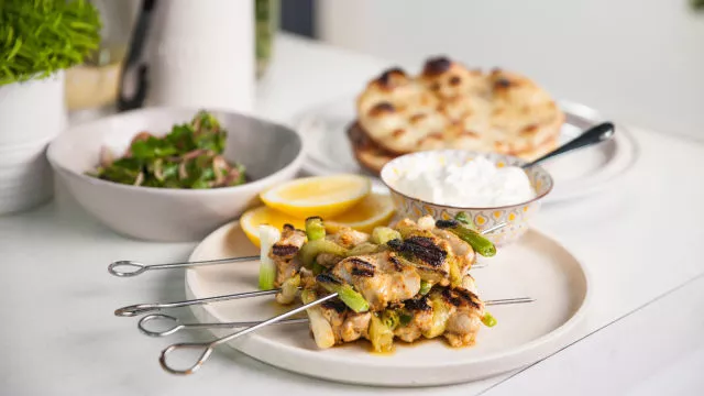 Пилешка шауарма с питки и салата от маринован лук