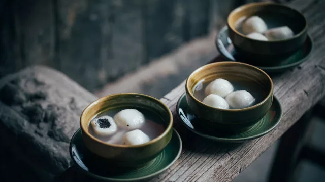 Сладки оризови топки с черен сусам по пекински