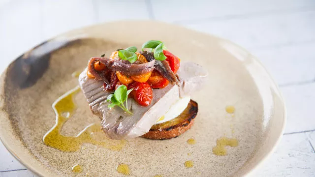 Сандвич с поширана в зехтин риба тон, печени домати и моцарела