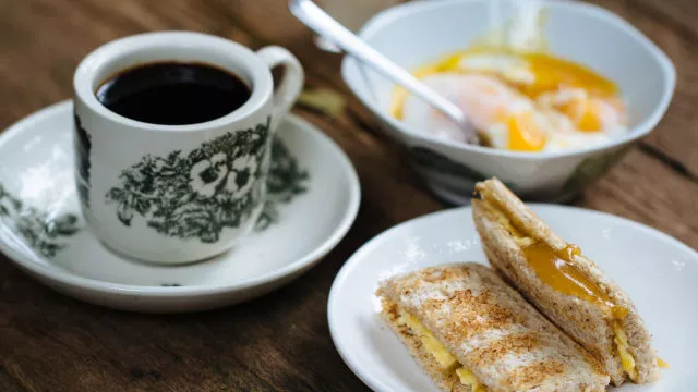 Тост с кая, полусварени яйца и хайнанско кафе