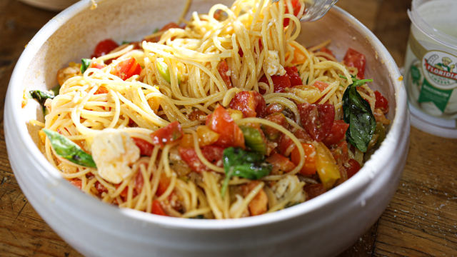 Спагети със суров доматен сос