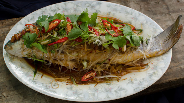 Риба на пара със соеви зърна и оризови нудли